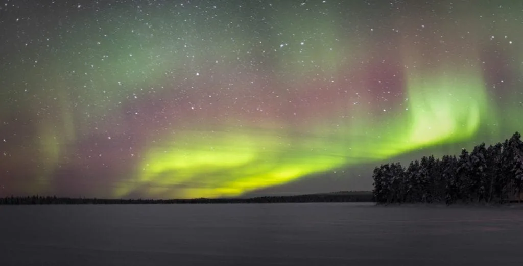 Luzes da aurora boreal no céu noturno