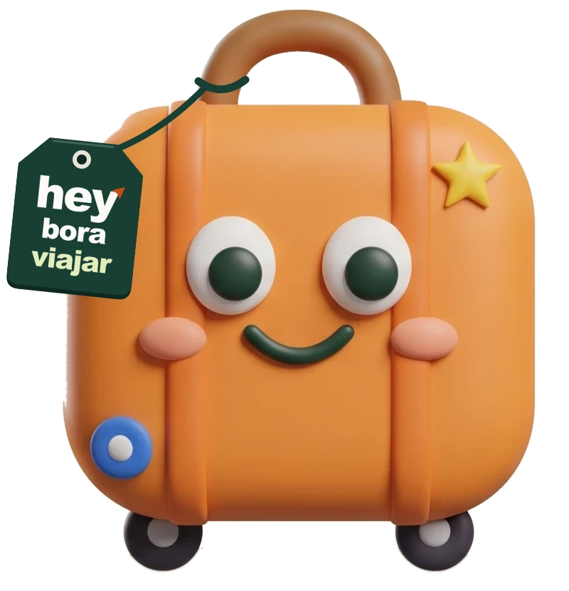 Malinha, a mala laranja de massinha, com sorriso verde e etiqueta do Hey Bora Viajar, pronta para brincar.
